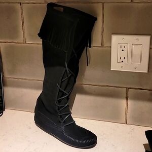 Minnetonka high suede black fringe boots size 9